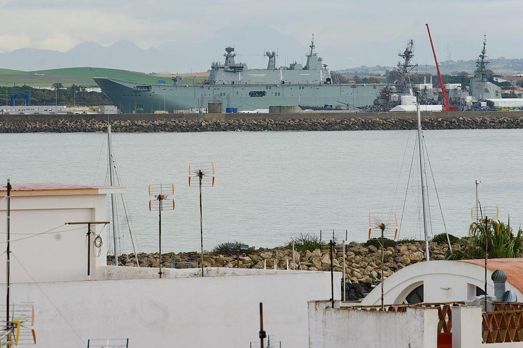 Vista de la base naval de Rota desde el municipio de Rota. A lo lejos se ve un buque de guerra. 