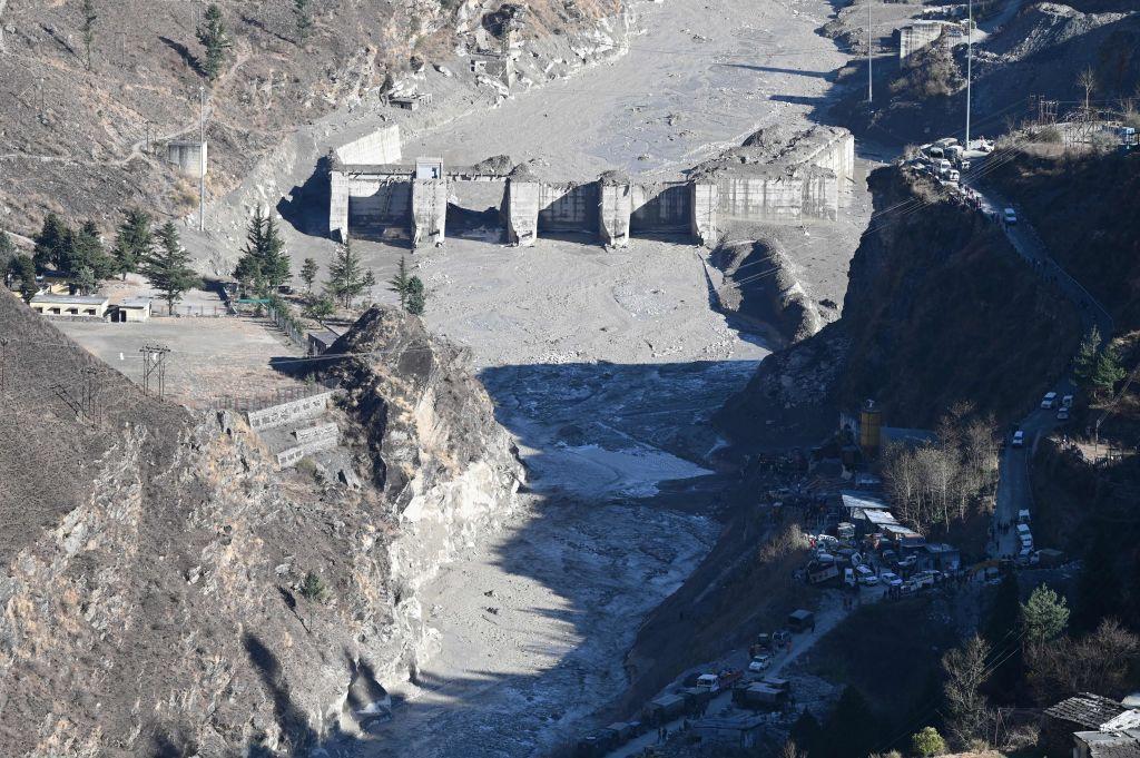 Una presa destruida y cubierta de lodo tras la inundación causada al derretirse un glaciar. 