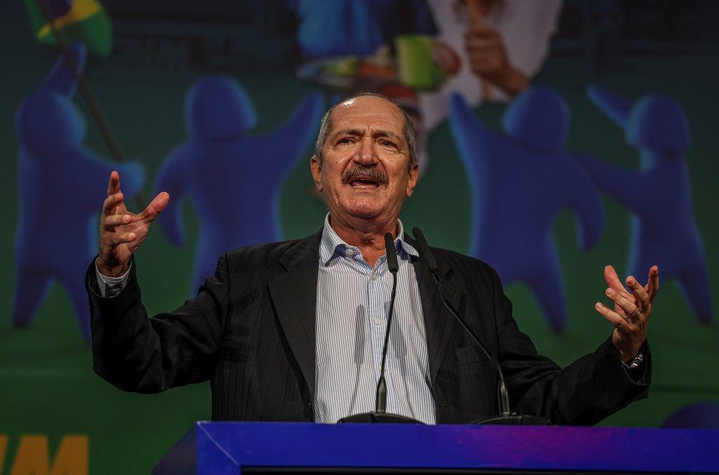 Aldo Rebelo gesticulando enquanto discursa