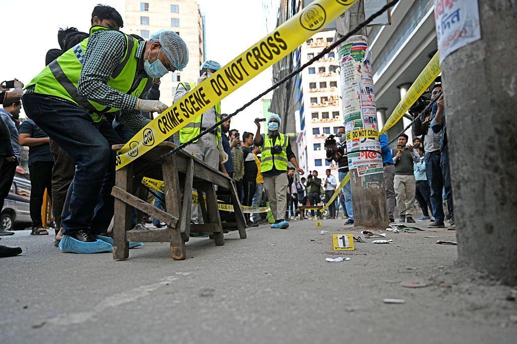 وحدة إدارة التحقيقات الجنائية في بنغلادش تفتش الموقع الذي أُطلق فيه النار على شريف عثمان هادي في دكا، بنغلادش، في 12 ديسمبر/كانون الأول 2025.