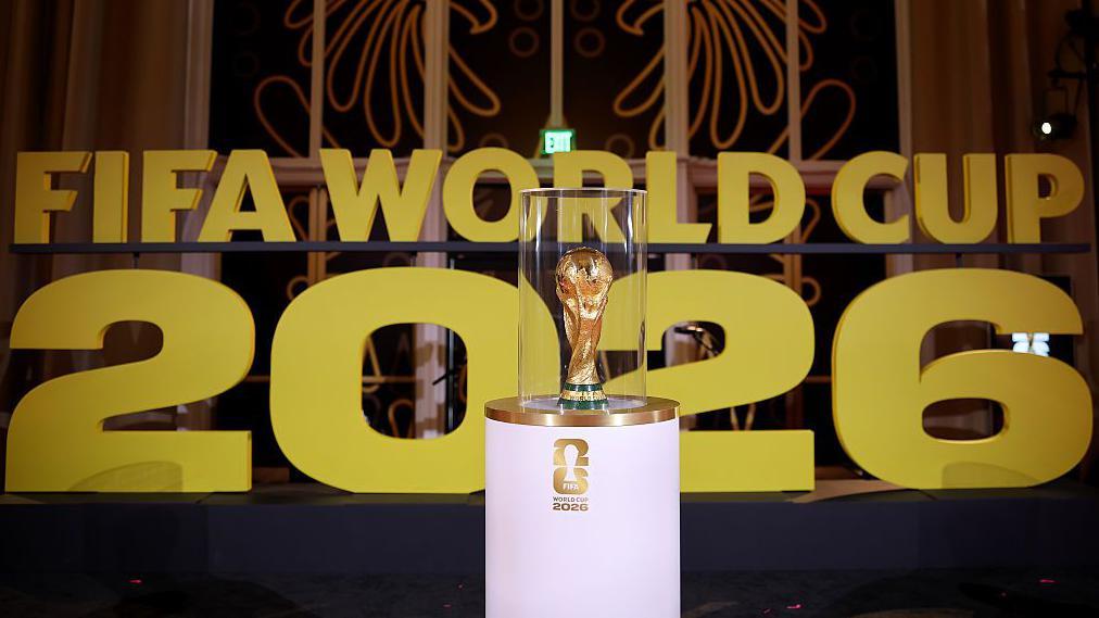 
Uma imagem do trof&eacute;u da Copa do Mundo da FIFA diante das palavras &ldquo;Fifa World Cup 2026&rdquo;.
