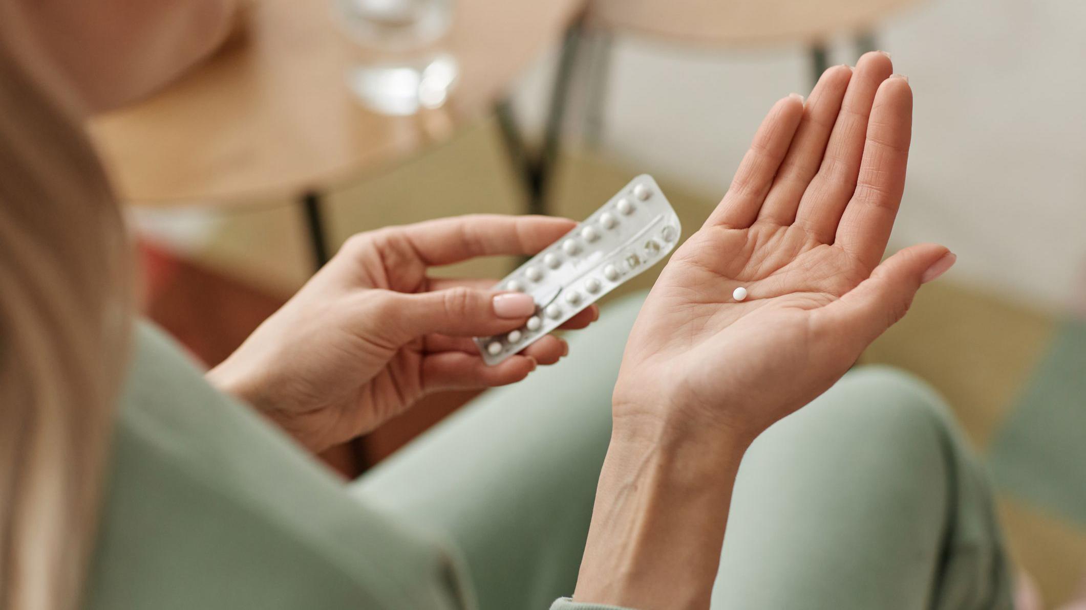 صورة لامرأة تتناول حبوب منع الحمل