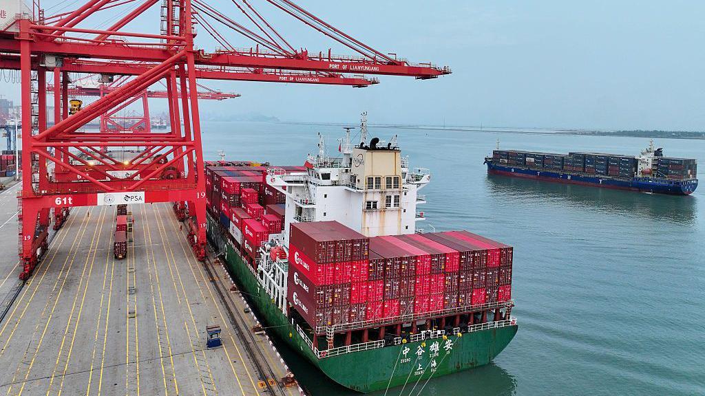 Un buque portacontenedores en un puerto de Lianyungang, provincia oriental china de Jiangsu, el 7 de agosto de 2025. 