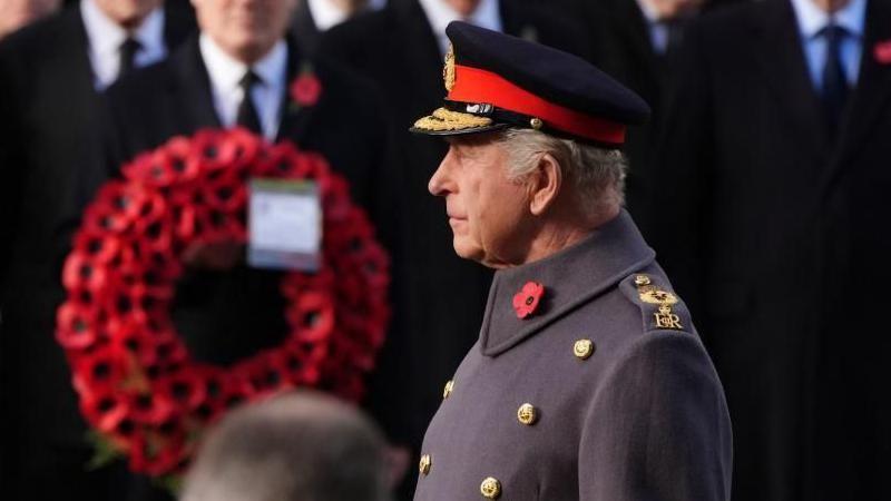 King leads two-minute silence at Remembrance Sunday service