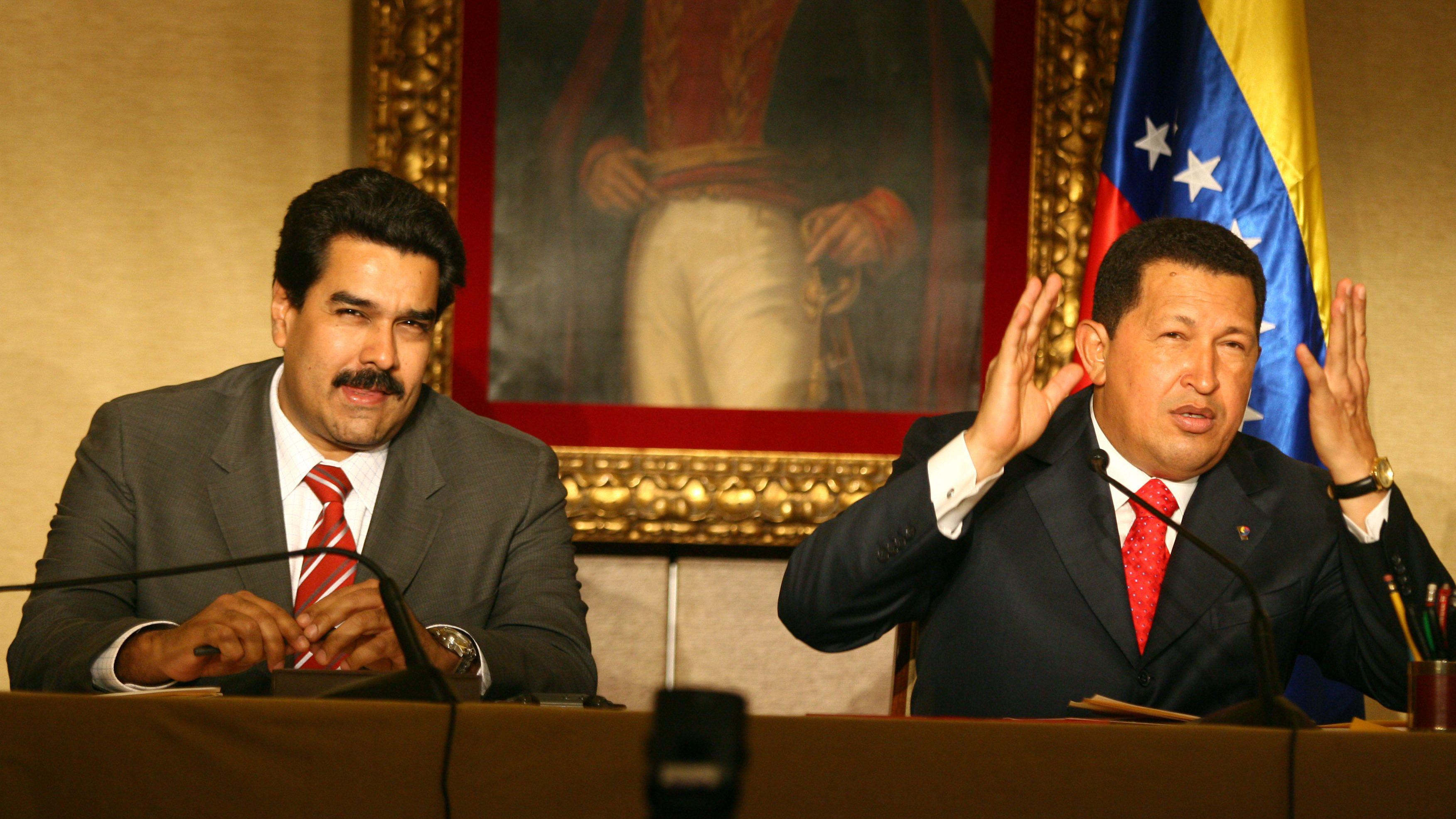 Nicolás Maduro y Hugo Chávez durante una rueda de prensa conjunta en París. 