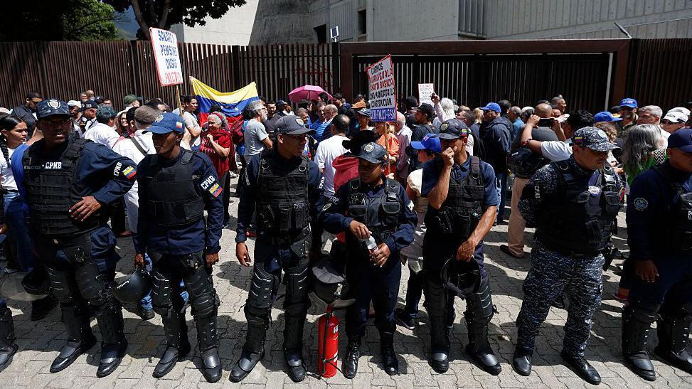 Policías venezolanos frente a una protesta en Caracas por los bajos salarios.