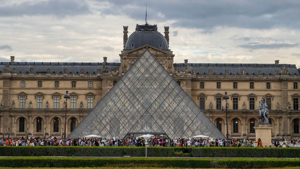 Museu louvre visto de fora