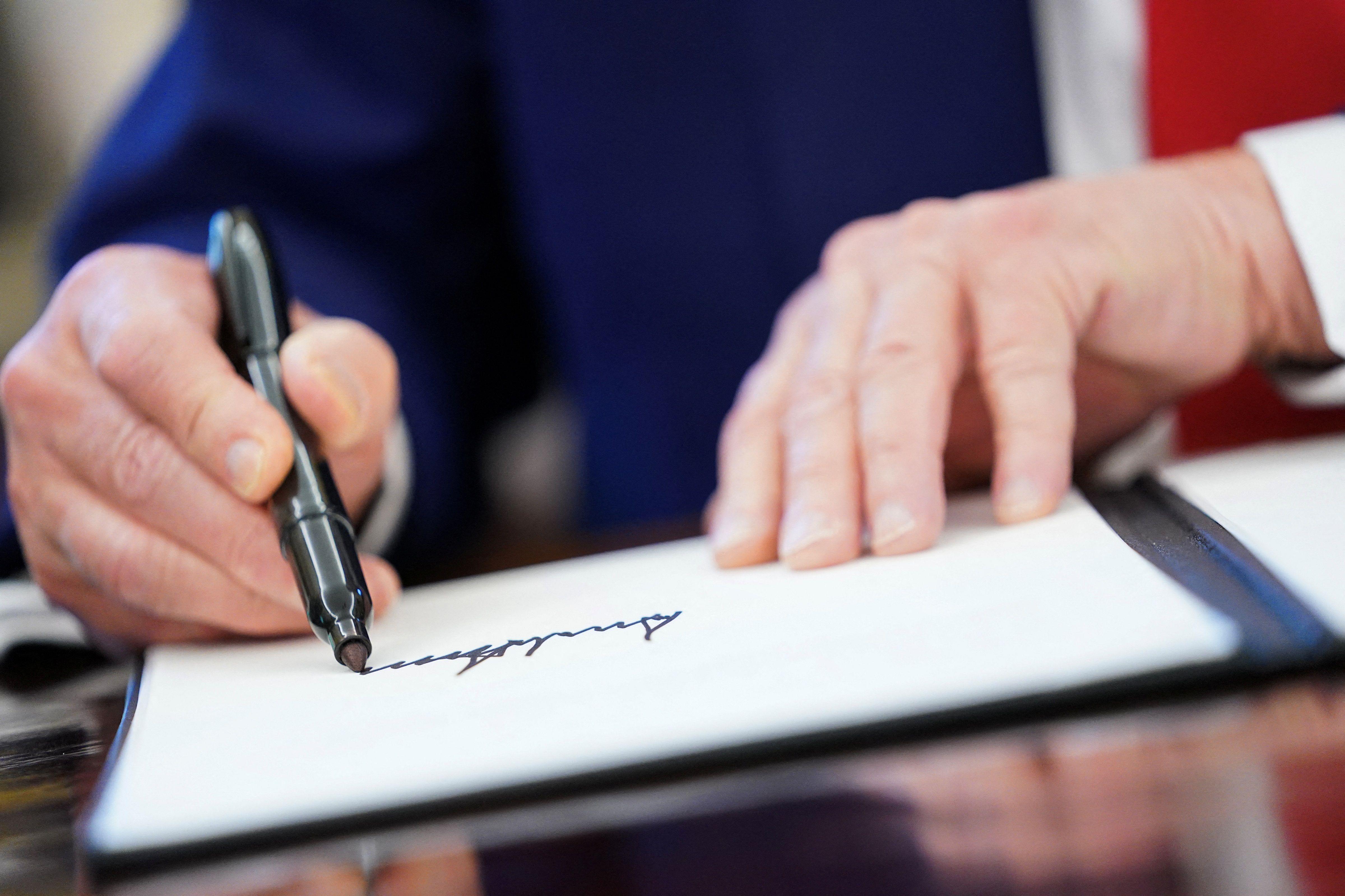 Donald Trump assinando documento