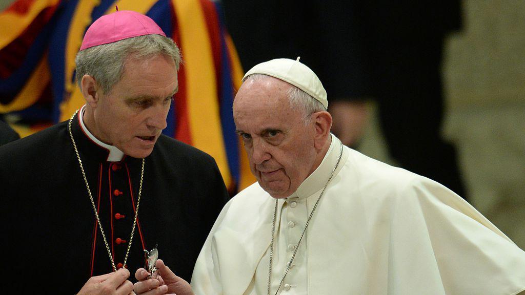 El papa Francisco escucha al prefecto de la Casa Pontificia, Georg Gaenswein, durante una audiencia con los participantes de una reunión organizada por el Banco de Alimentos.