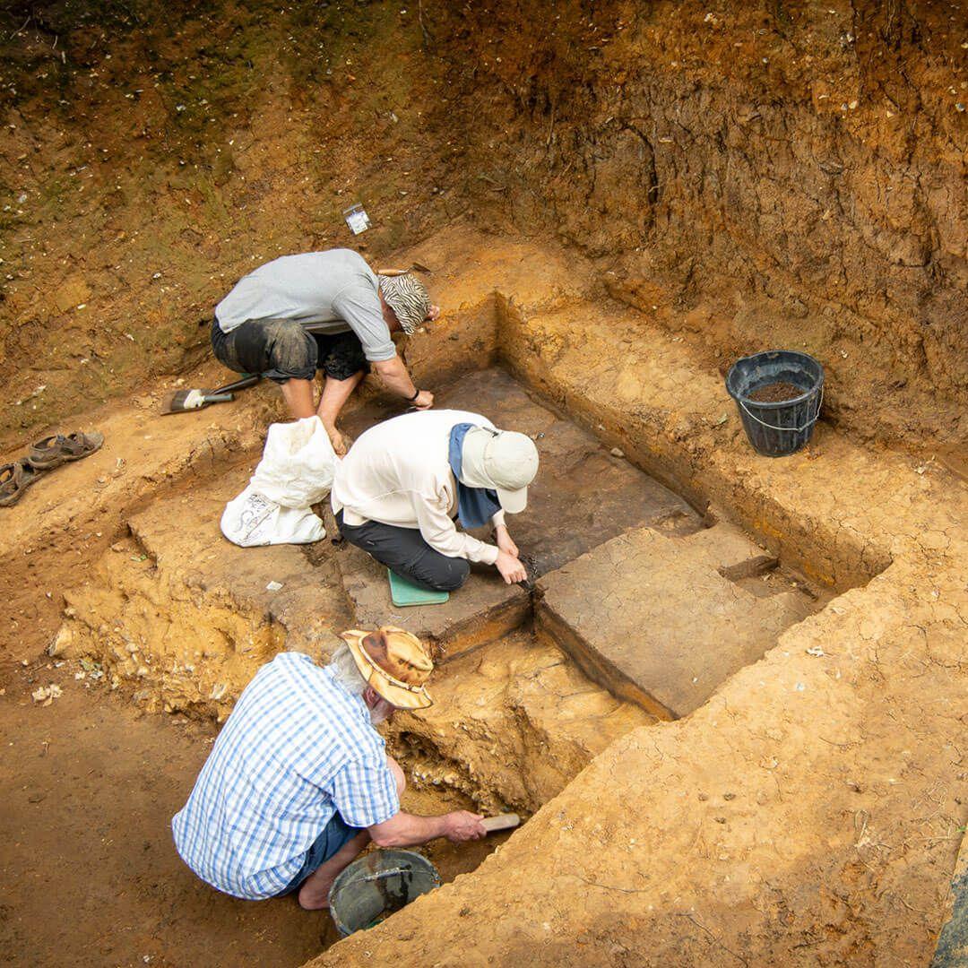 Arqueólogos escavam em um sítio arqueológico na Inglaterra