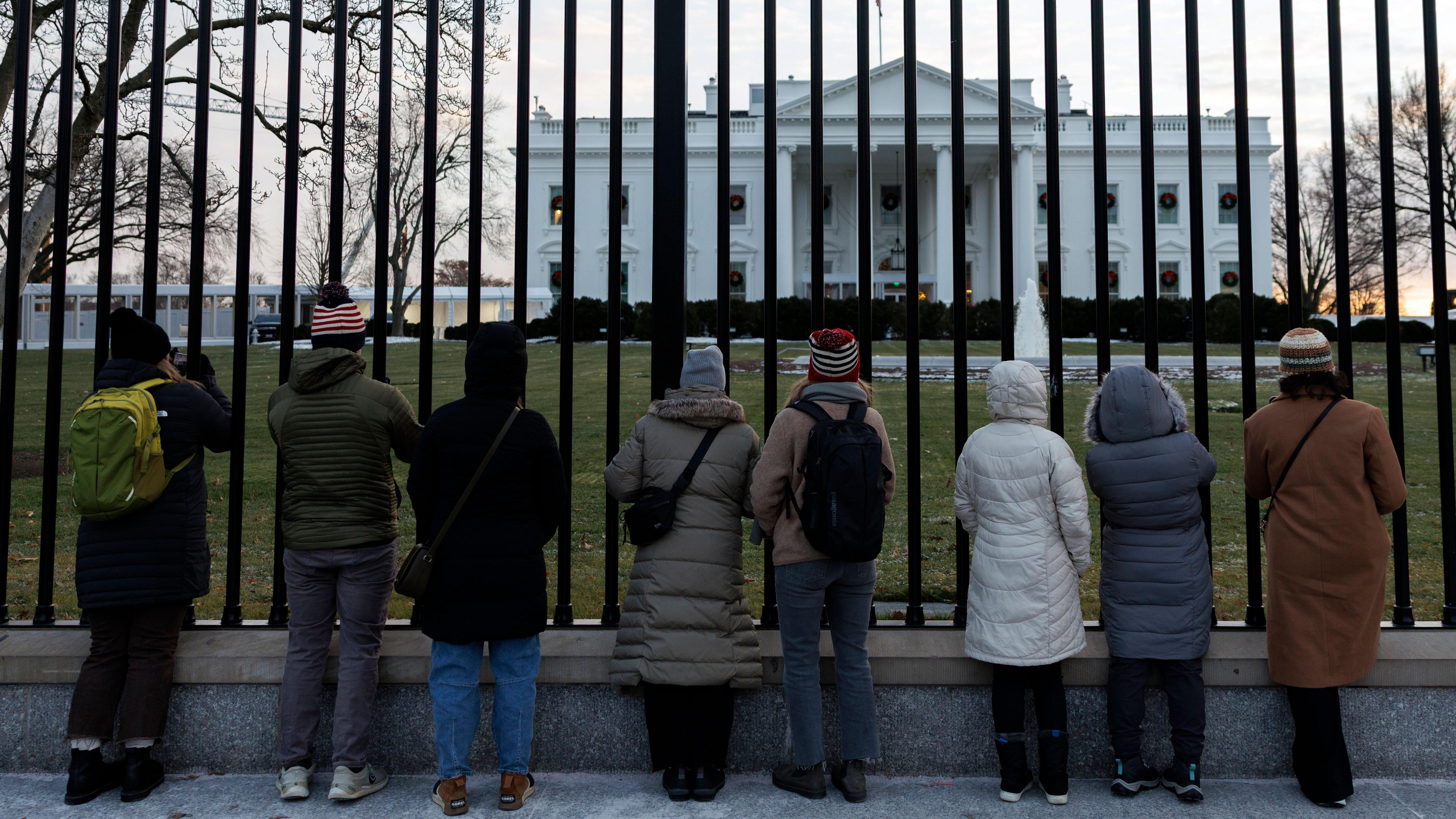 ترامب يوسّع حظر السفر الأمريكي ليشمل خمس دول إضافية، وردود فعل غاضبة