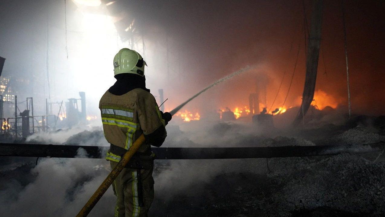 Un bombero trabaja en el lugar donde una fábrica de Flextronics fue alcanzada por un ataque con misiles rusos en Mukachevo, región de Zakarpatia.