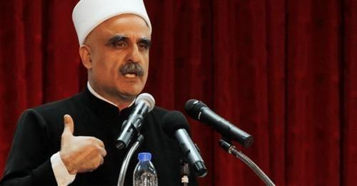 الدكتور الشيخ سامي ابو المنى، شيخ عقل طائفة الموحدين الدروز في لبنان وهو يخطب أمام المايكروفونات