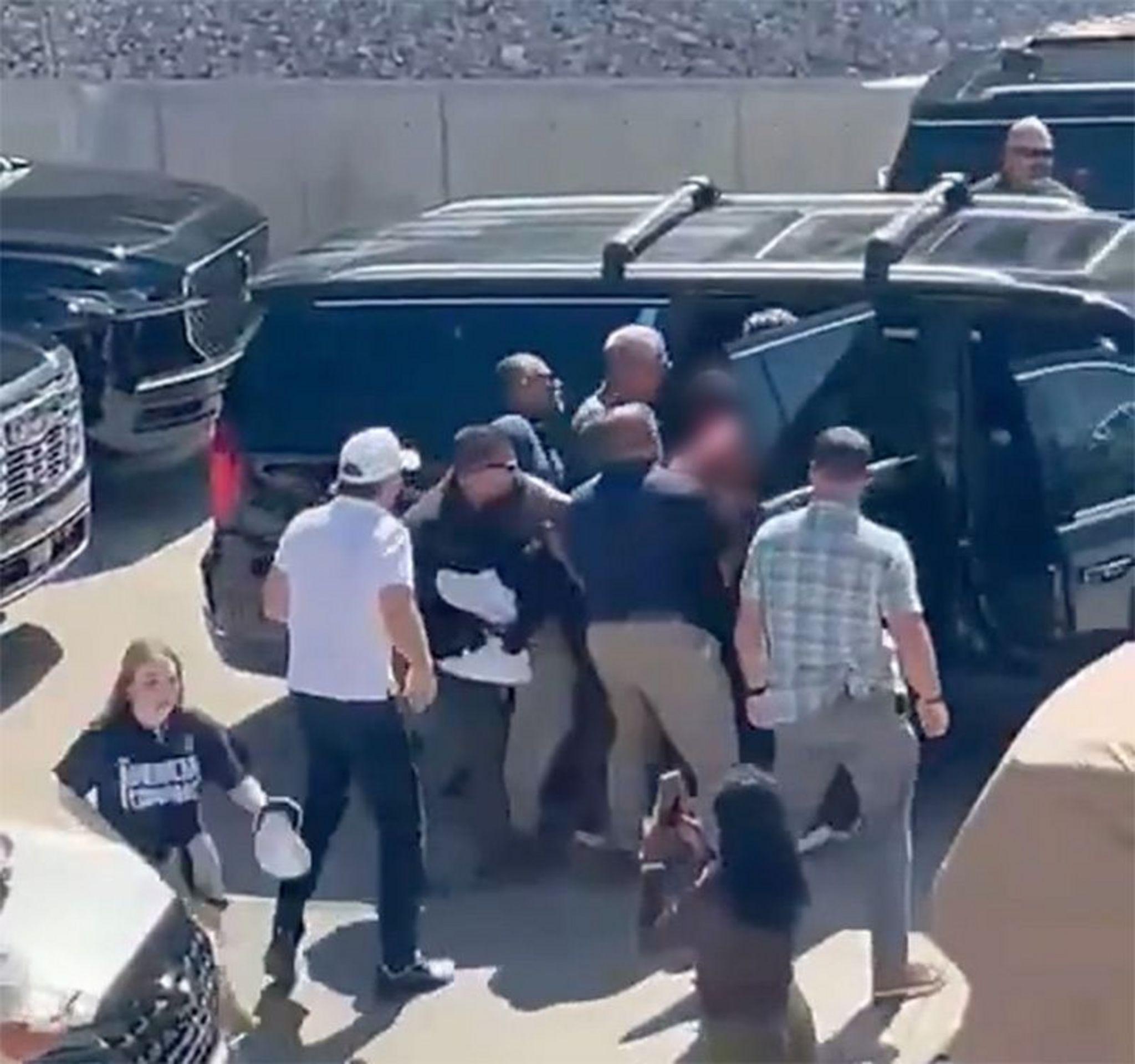 Un grupo de hombres montan en una camioneta a un hombre al parecer inconsciente, cuyo rostro fue difuminado en la imagen.