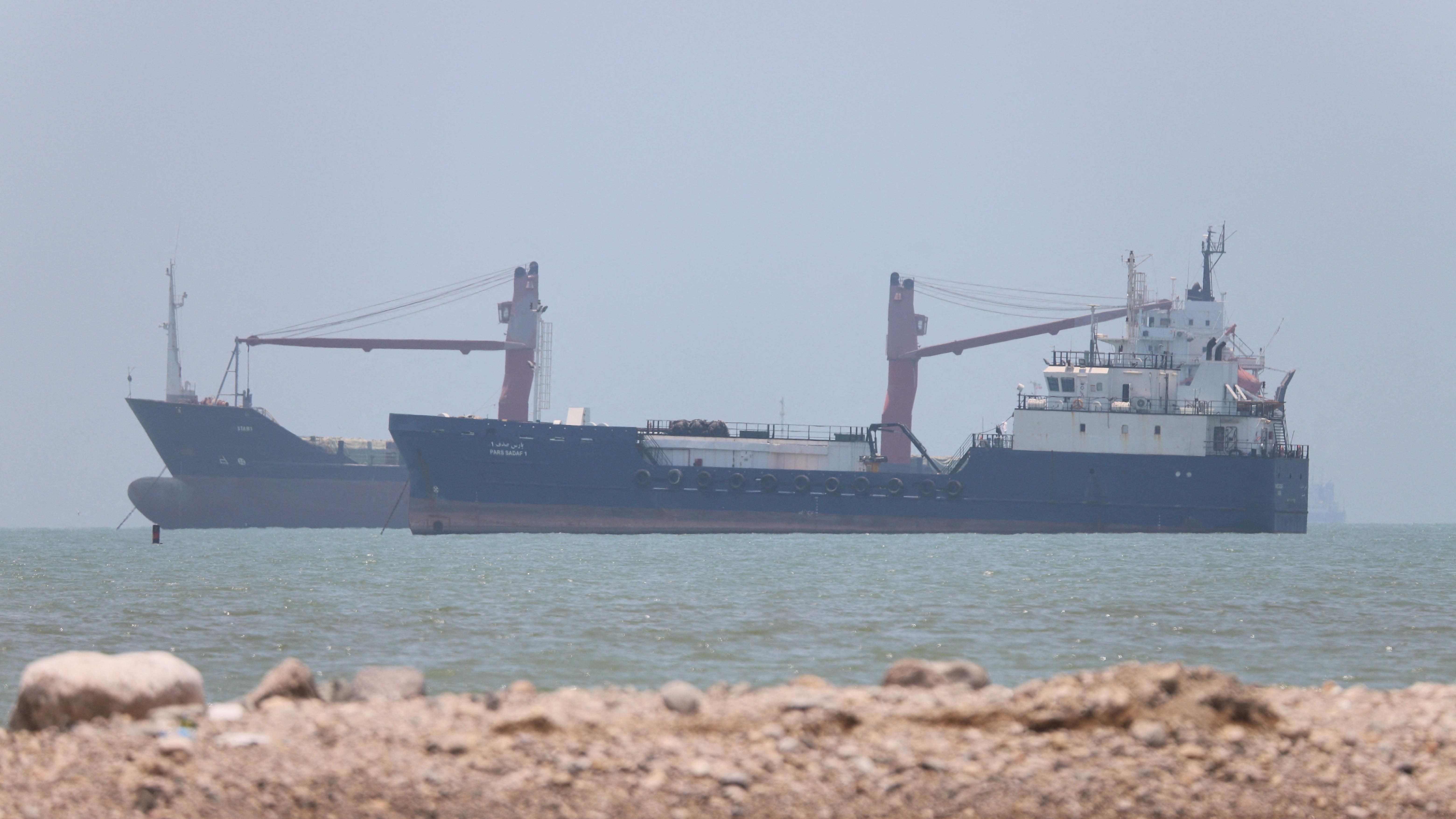 Fotografia mostra dois navios no mar no Estreito de Ormuz