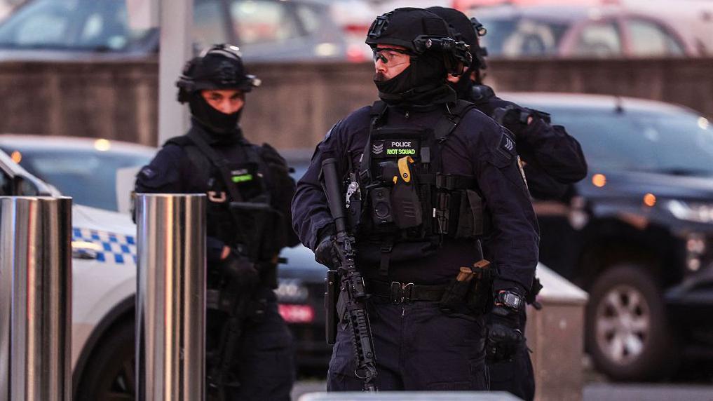 Policías armados en el lugar donde ocurrió el tiroteo en Bondi Beach en Sídney el 14 de diciembre.