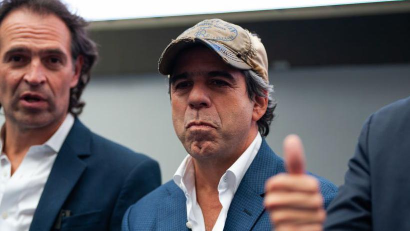 Alejandro Char, con gorra, junto al político Federico Gutiérrez en 2022.