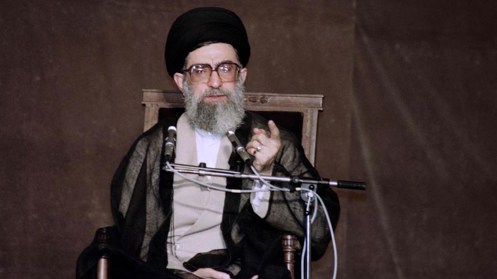 Aiatolá Ali Khamenei em foto de 1989.