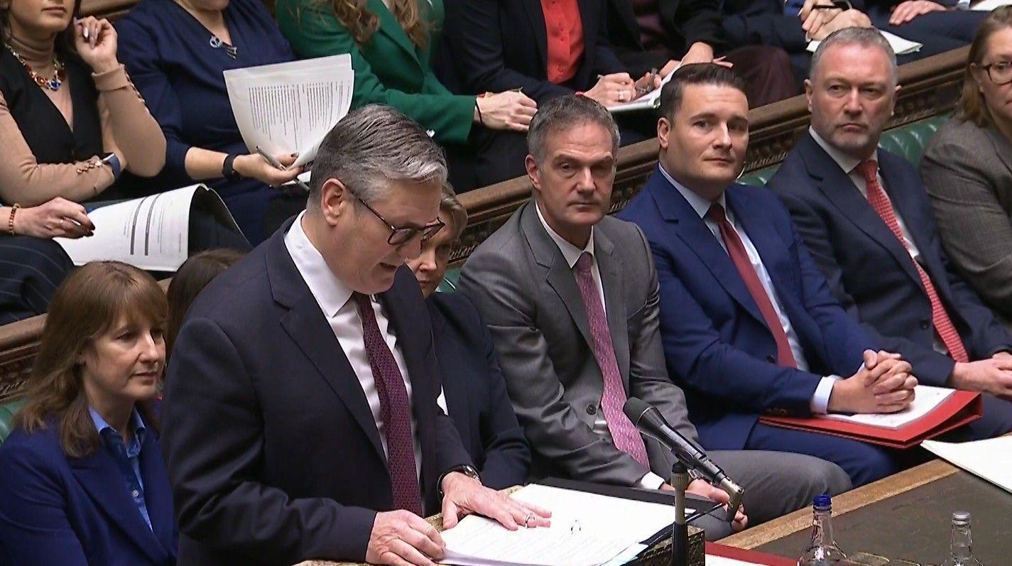 رئيس الوزراء البريطاني السير كير ستارمر يتحدث خلال جلسة استجوابه في مجلس العموم في لندن