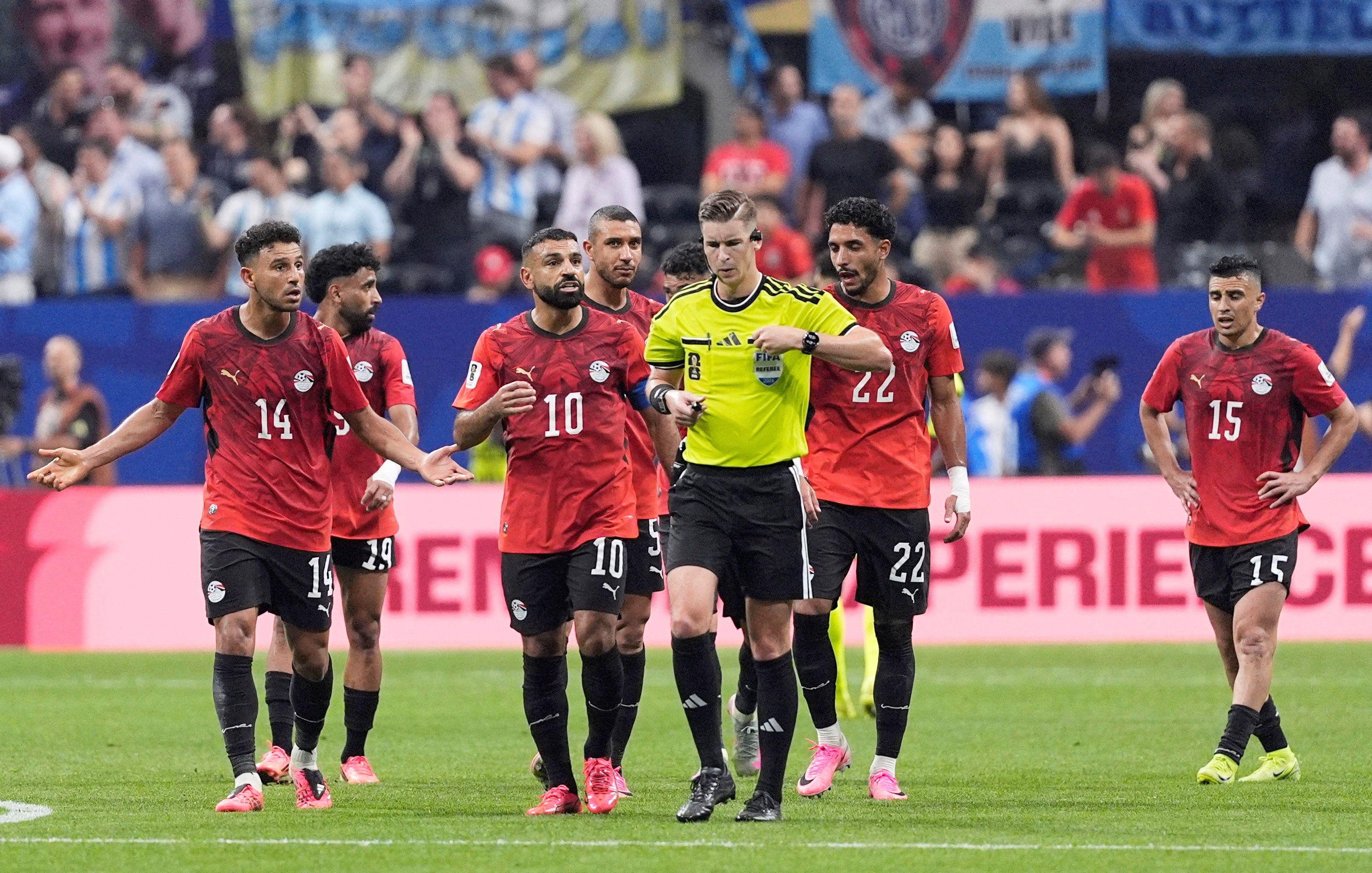 لاعبو منتخب مصر خلال الاعتراض عند الحكم الفرنسي، فرانسوا لوتيكسييه، بعد الهدف الثالث للأرجنتين 
