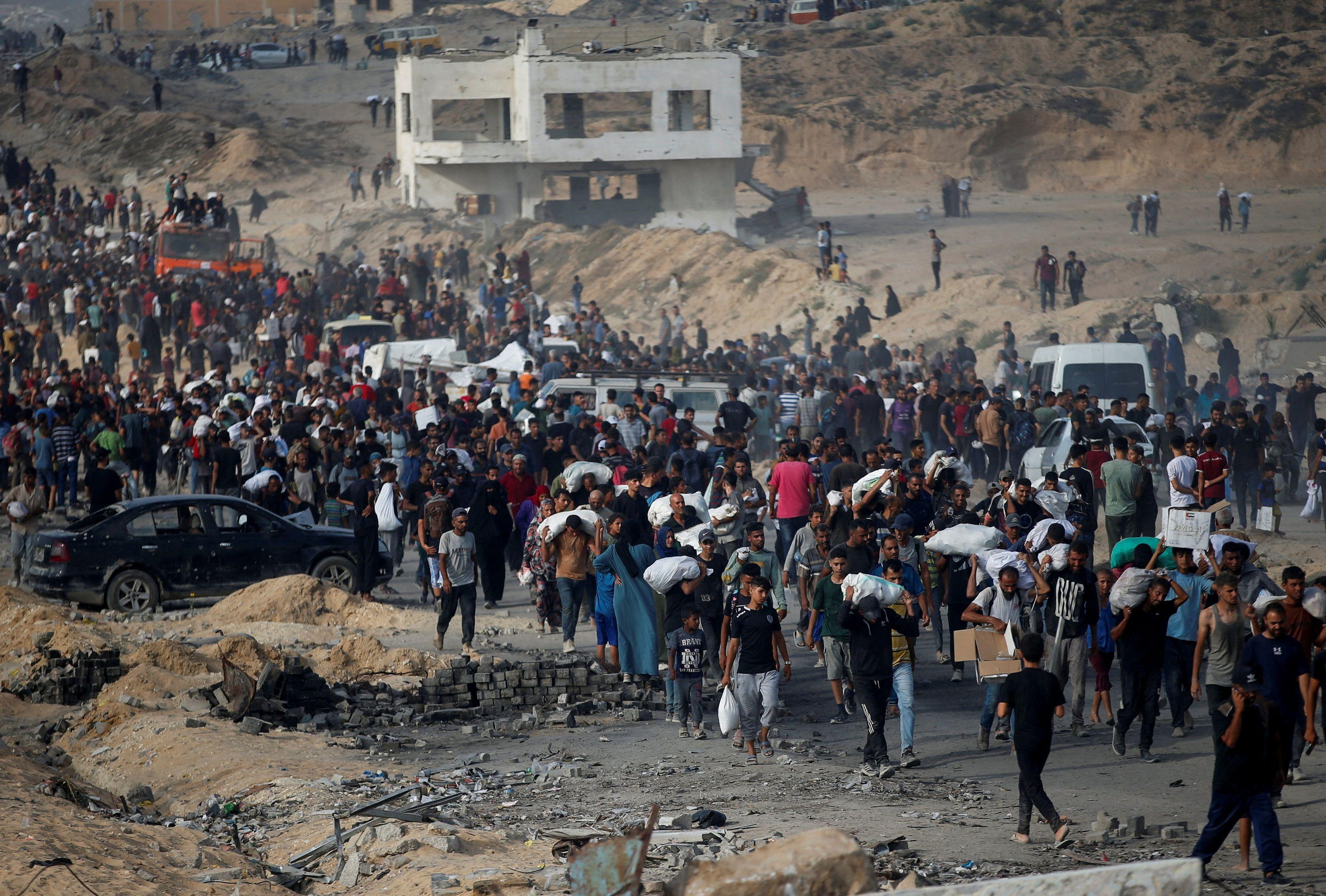 فلسطينيون في قطاع غزة يتجمعون لتلقي مساعدات في 22 يونيو/حزيران 2025
