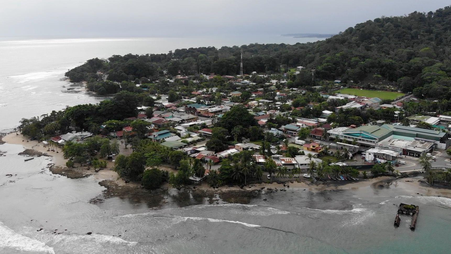 Toma aérea de Puerto Viejo que muestra la mayor parte del centro del poblado, donde se concentran restaurantes, bares, hoteles y otro tipo de comercios dedicados al turismo.