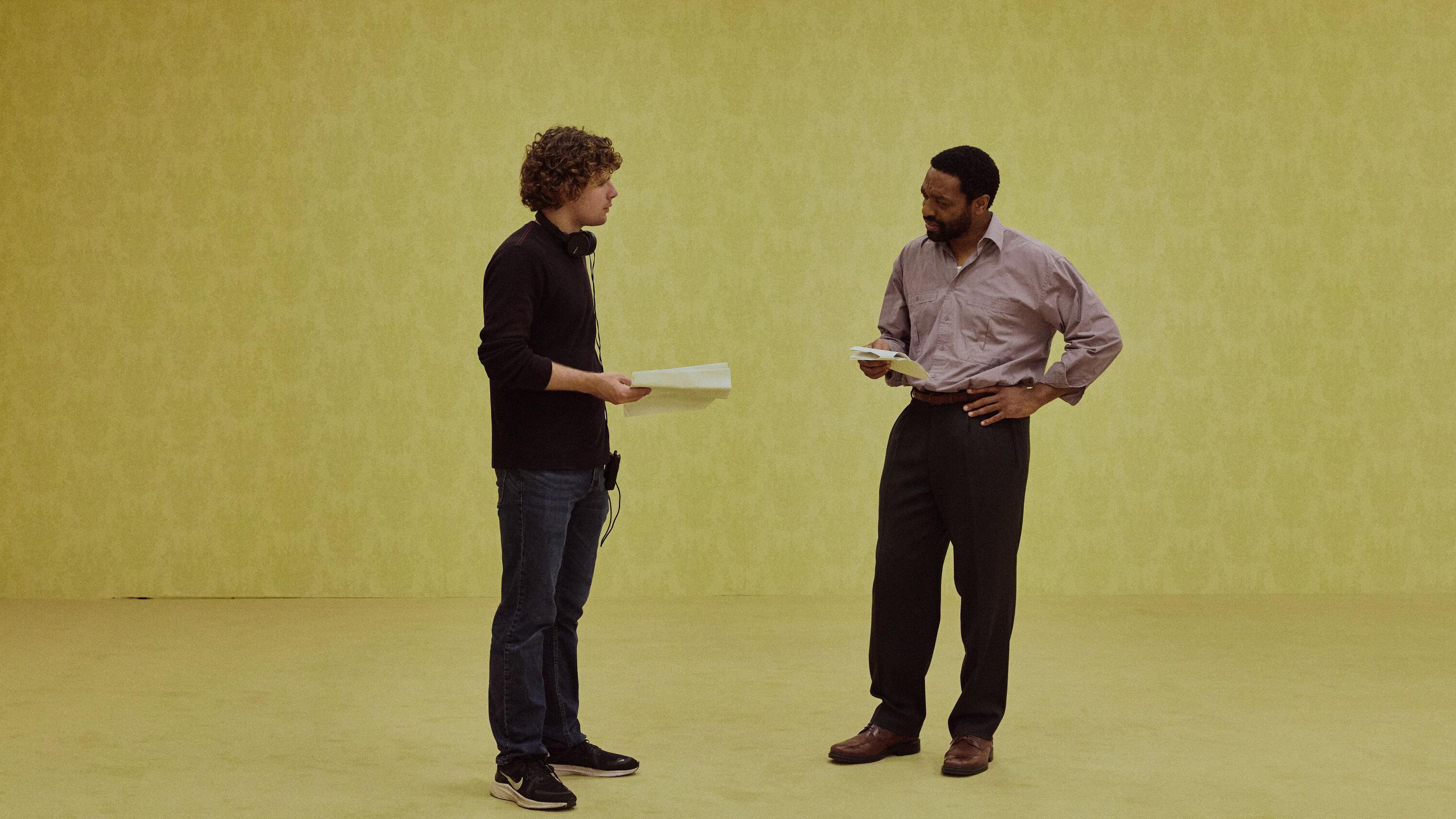 Parsons, en el set, discutiendo una escena con Ejiofor.