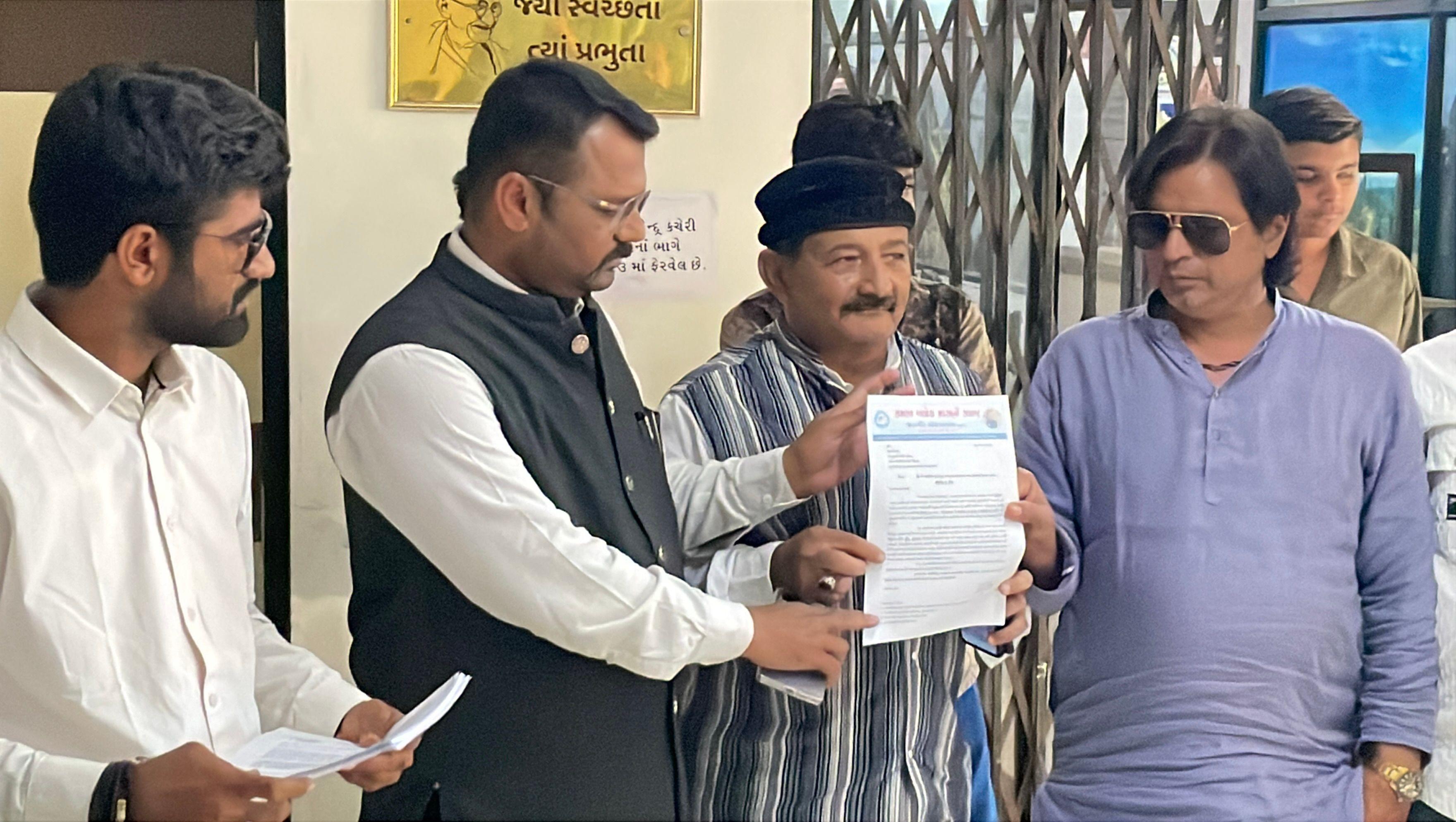 بلو بھائی اور ان کی اہلیہ ثمینہ بین کا کہنا ہے کہ ’دھورندھر‘ میں ان کی برادری کی تصویر کشی مناسب نہیں ہے