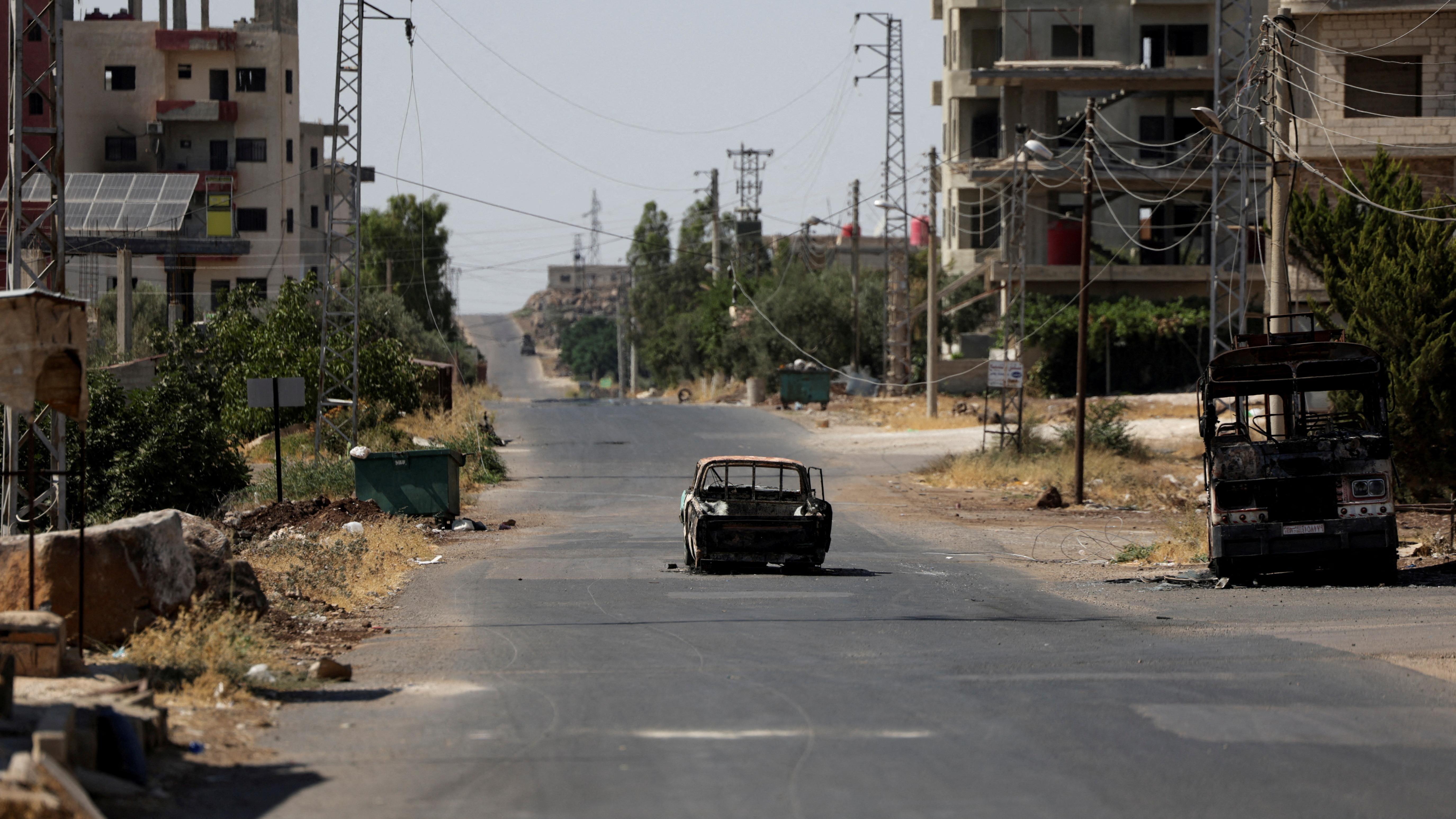 بقايا مركبات مدمرة، في أعقاب اشتباكات دامية بين مقاتلين دروز وقبائل بدوية سنية وقوات حكومية، في مدينة السويداء