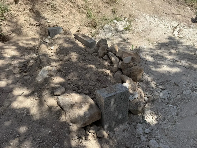 آبادکاروں نے حسین کی قبر کو کھودنا شروع کر دیا تھا۔