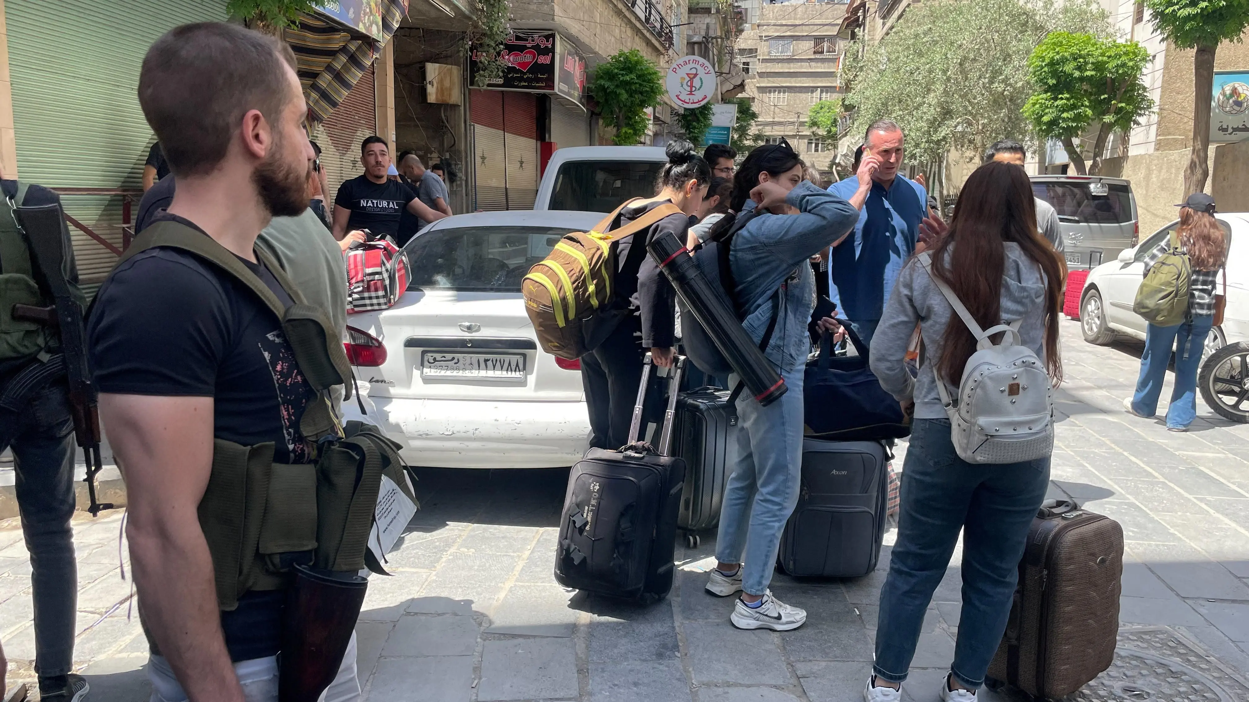 صورة تظهر مسلحين من الدروز يقفون عند نقطة تفتيش في مدينة جرمانا جنوب العاصمة دمشق.