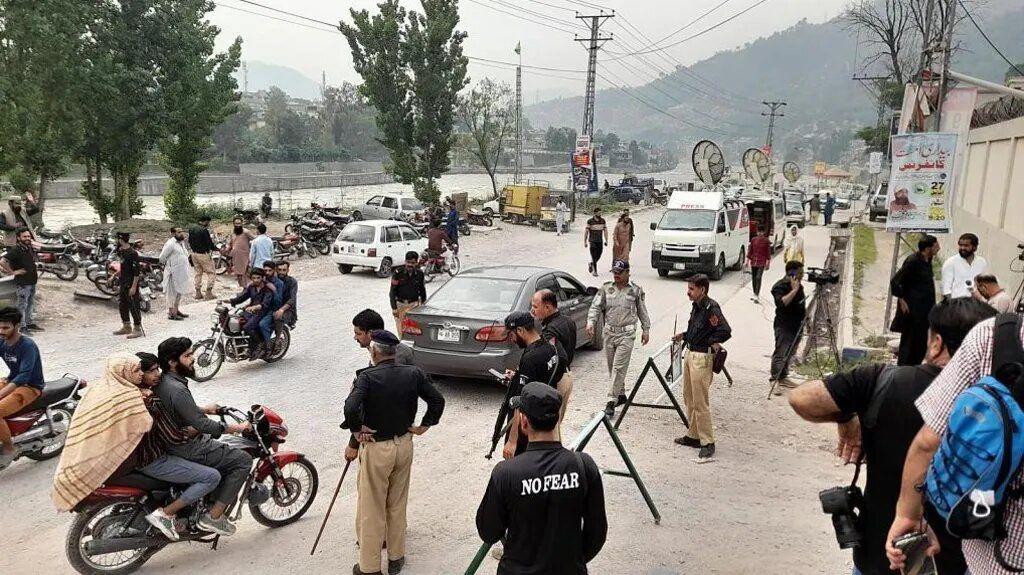 Pakistanski izvori navode da je pogođeno šest lokacija, među njima i Muzafarabad, glavni grad pakistanskog Kašmira