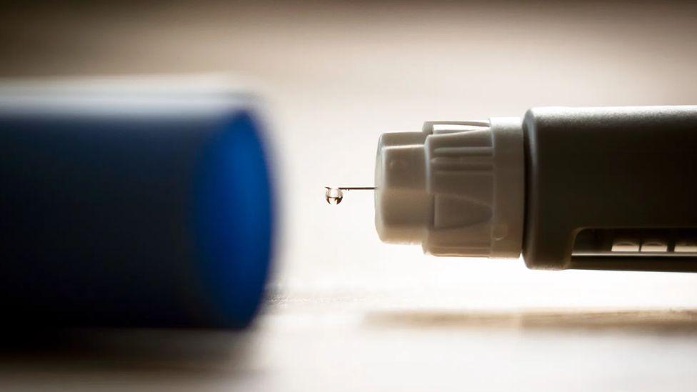 Kraj igle iz koje izlazi kapljica tečnosti