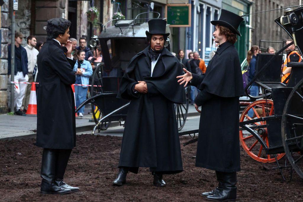 Actores en el set de "Frankenstein" en Edimburgo en septiembre de 2024.