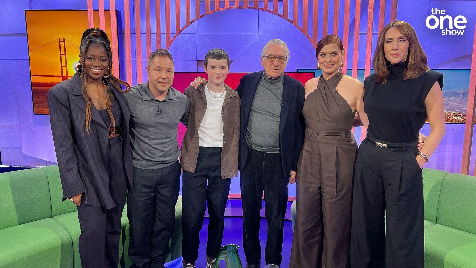 Owen Cooper estuvo en el programa The One Show de la BBC acompañadopor Stephen Graham, Robert DeNiro y Debra Messing