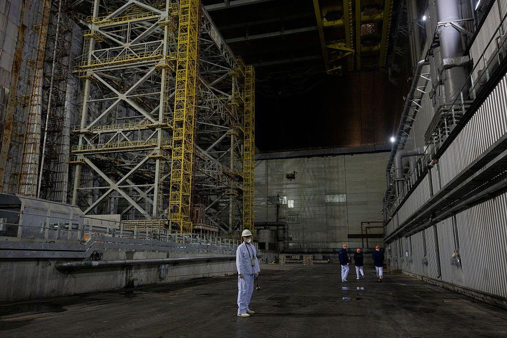 Un trabajador de Chernóbil dentro del arca del sarcófago.