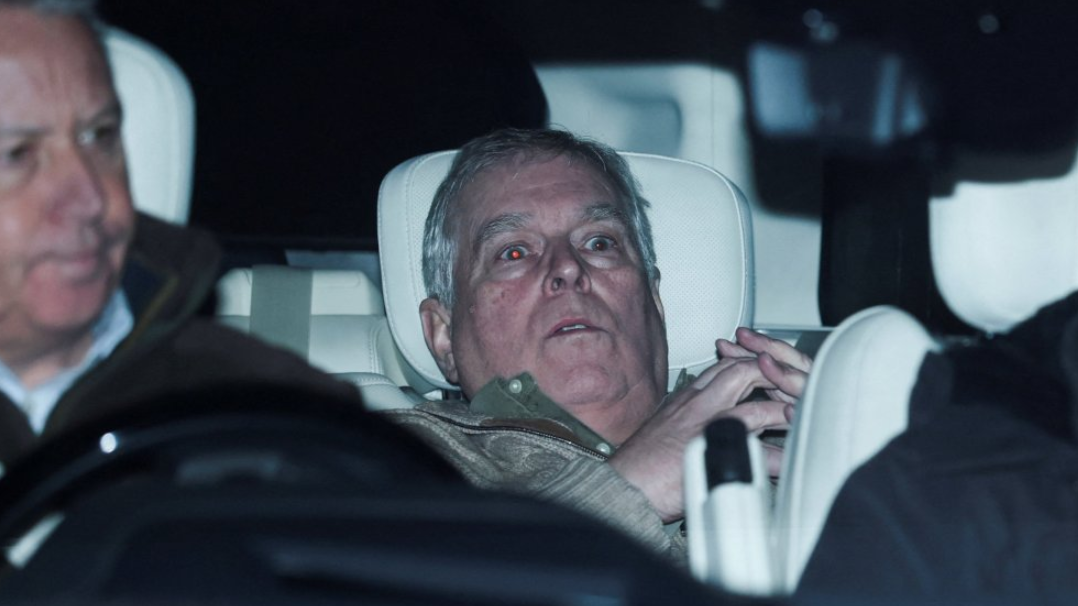 Andrew Mountbatten Windsor, hermano menor del rey Carlos III, sale de la comisaría de policía de Aylsham en un vehículo.