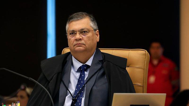 Ministro Fl&aacute;vio Dino durante sess&atilde;o do Supremo Tribunal Federal, de toga e usando gravata escura
