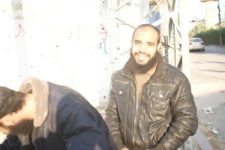 صورة متداولة على مواقع التواصل الاجتماعي يزعم ناشروها أنها للدهيني حين كان عضواً في "جيش الإسلام"