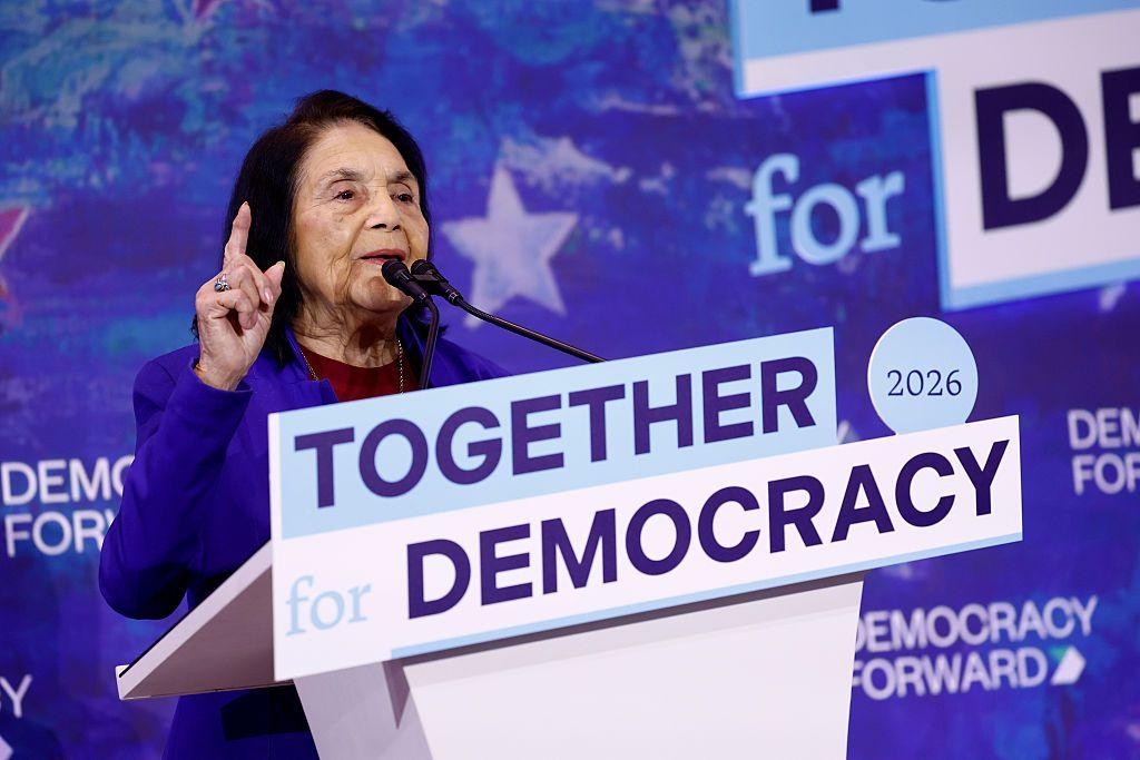 WASHINGTON, DC - 29 DE ENERO: Dolores Huerta, líder laboral, activista por los derechos civiles y cofundadora de United Farm Workers, habla en el escenario durante Together For Democracy 2026, organizado por Democracy Forward en Conrad Washington el 29 de enero de 2026 en Washington, DC. (Foto de Paul Morigi/Getty Images para Democracy Forward)