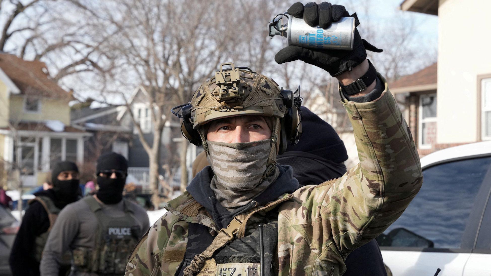 Pripadnik ICE agencije sa kanisterom suzavca u ruci u Mineapolisu