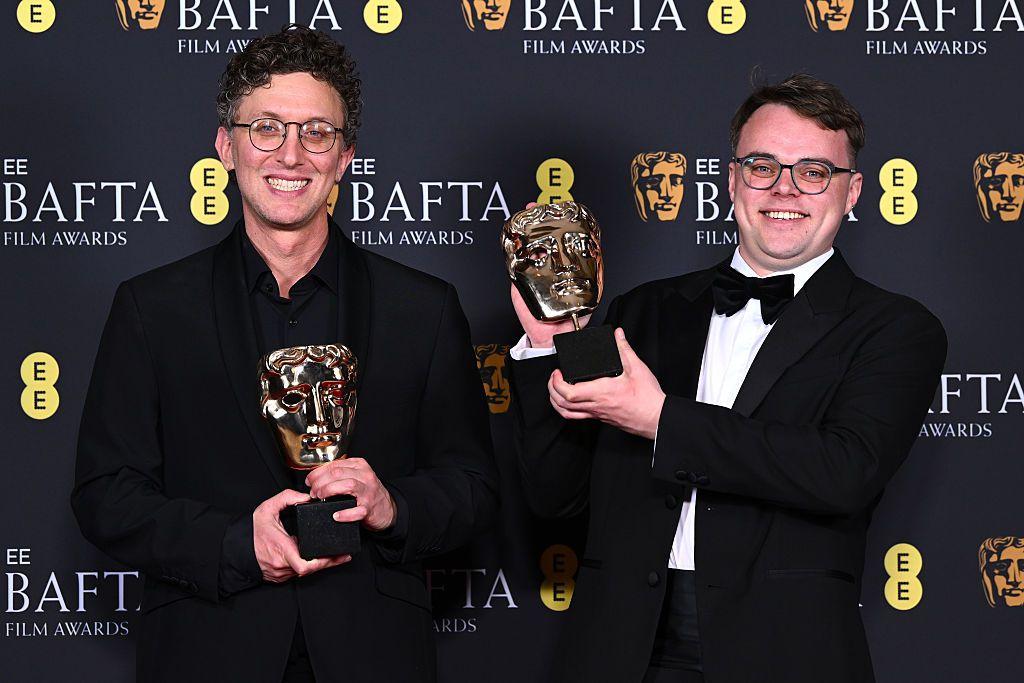 David Borenstein (izq.) y Pavel Talankin sostienen cada uno el Premio al Documental por 'Mr Nobody Against Putin' durante los Premios BAFTA  2026 en The Royal Festival Hall, en Londres, Inglaterra, 22 de febrero 2026.