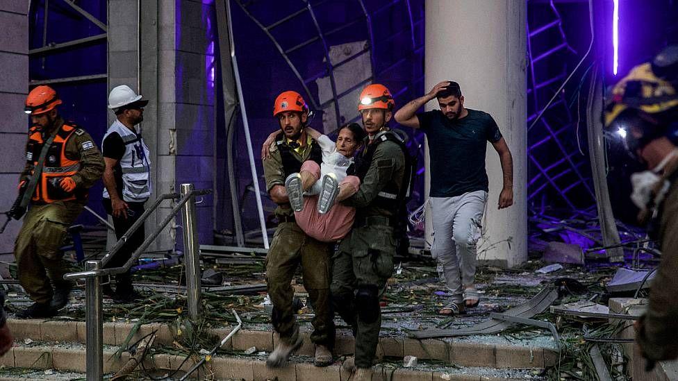Una mujer es rescatada de un edificio en Israel tras un ataque iraní.