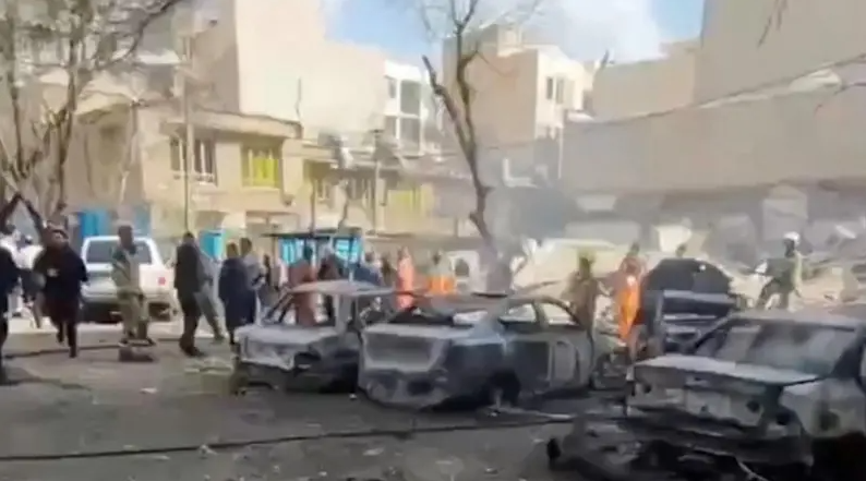 這張圖片來自社交媒體，並經路透社核實，顯示美國與以色列發動空襲後德黑蘭的現場情況。