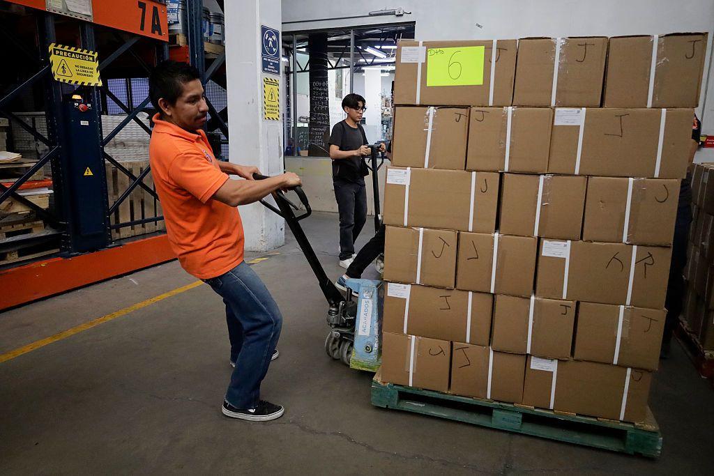 Un operario arrastrá un palé con material electoral en Ciudad de México.