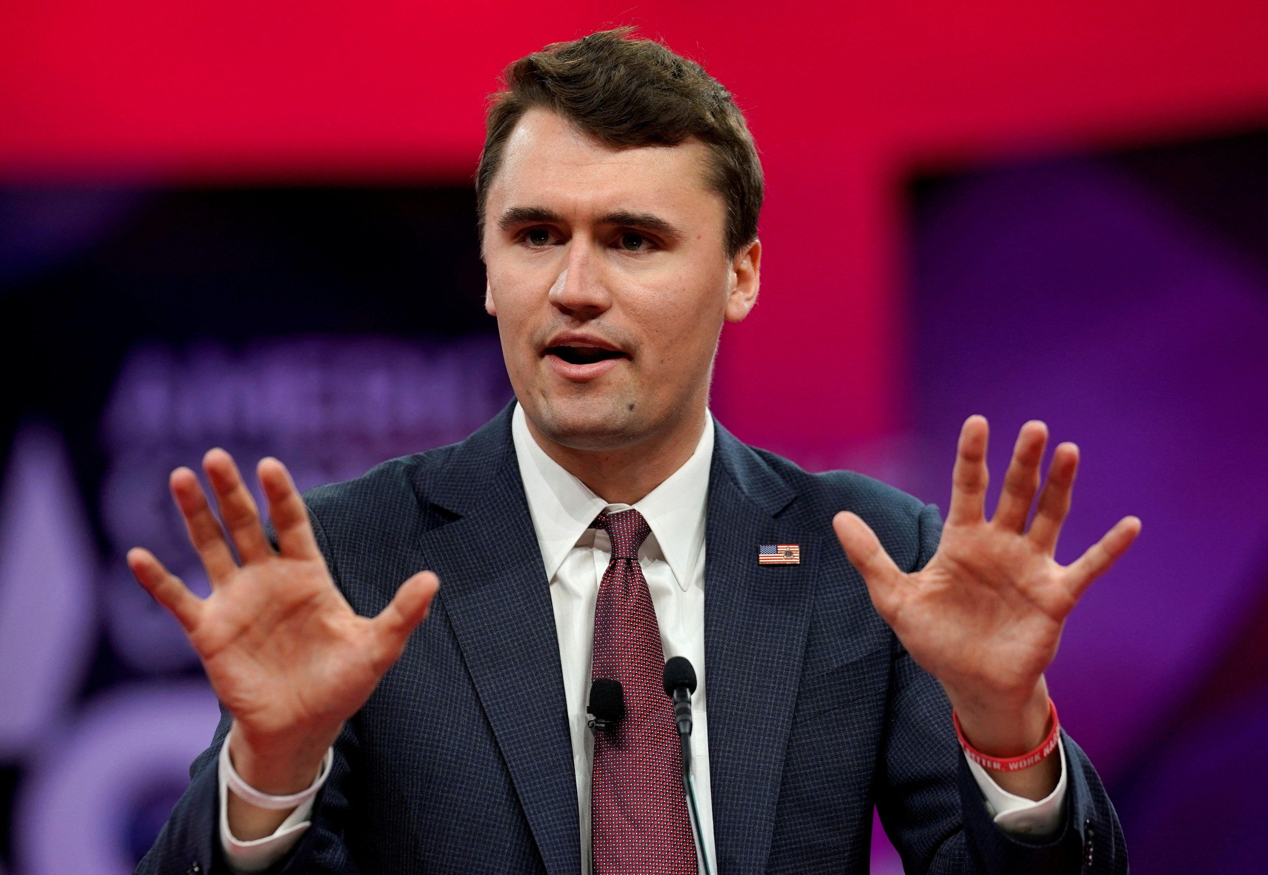  Charlie Kirk gesticula com as mãos