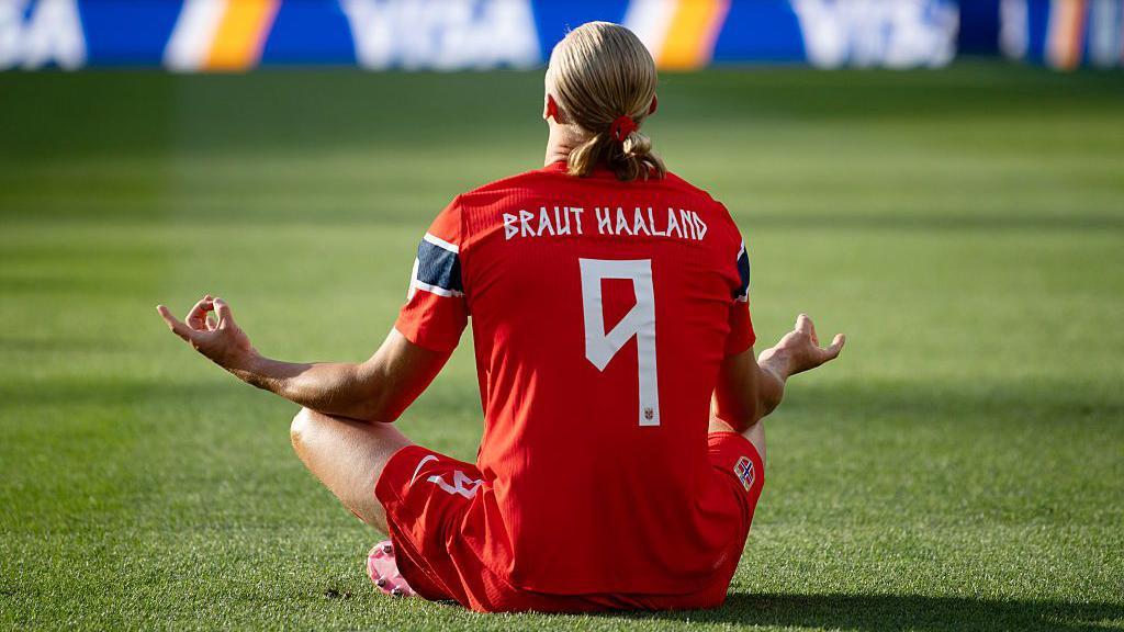 Na Mundijalu 2026. Haland na poleđini dresa nosi i majčino i očevo prezime 