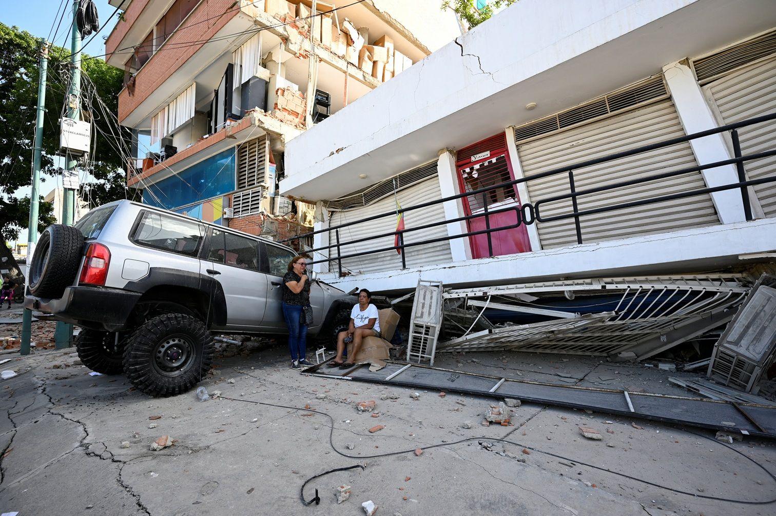 Carro esmagado por edif&iacute;cio