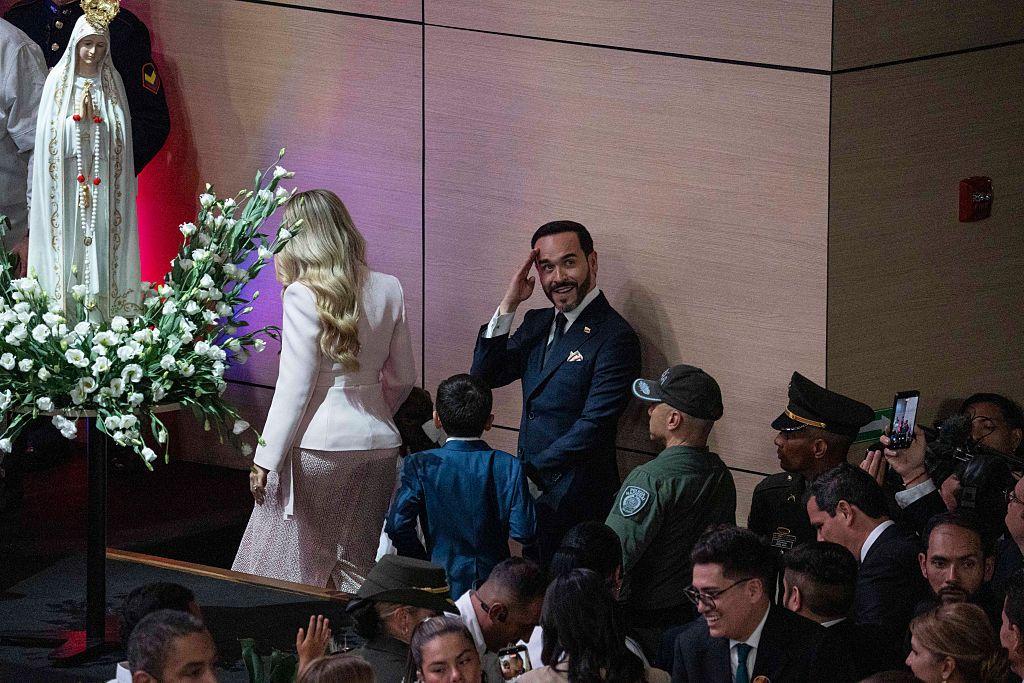 A un costado del escenario durante la posesión y rodeada de flores, una figura de la Virgen María.