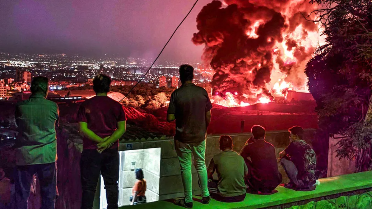 "ماذا ينتظر الشرق الأوسط بعد المواجهة بين إيران وإسرائيل؟"- في عرض الصحف 1 إحدى صور المواجهة بين إيران وإسرائيل.